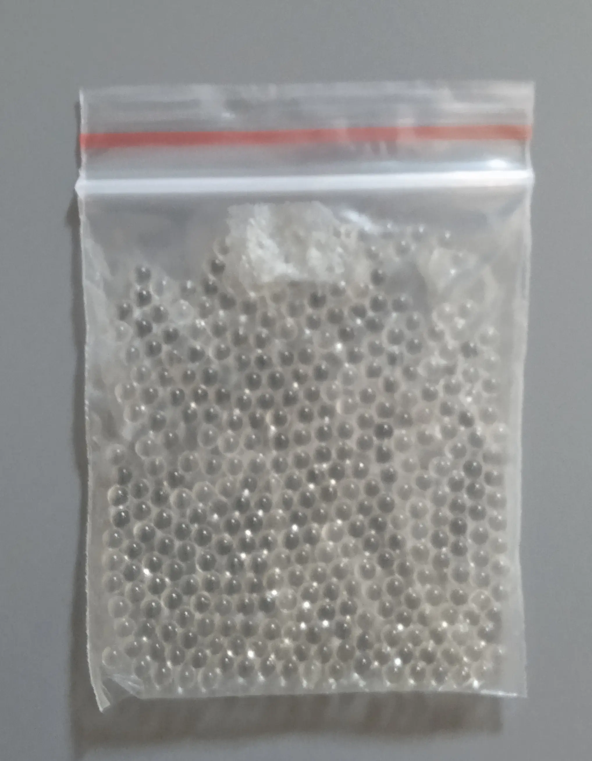 Unsoaked water gel balls.