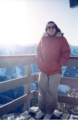 Photograph of a young Saul Perlmutter (34 years old) presenting his first high-z supernova at the cosmological distances conference in Aspen. Photo at the top of the cable car (1993).