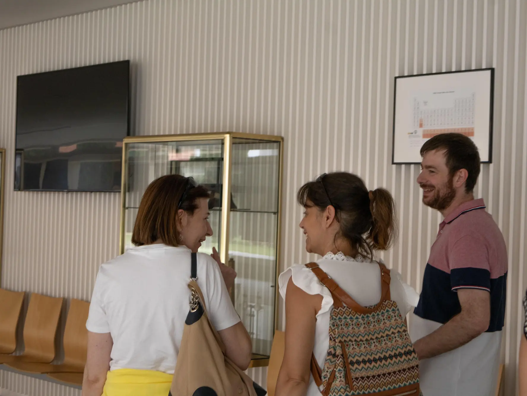 Entering the Faculty of Sciences at the University of Valladolid. The photo shows the entrance of the Faculty, with two women and a man.