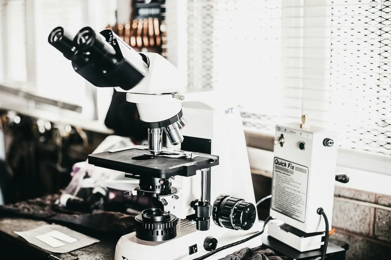 Photograph of a modern microscope.