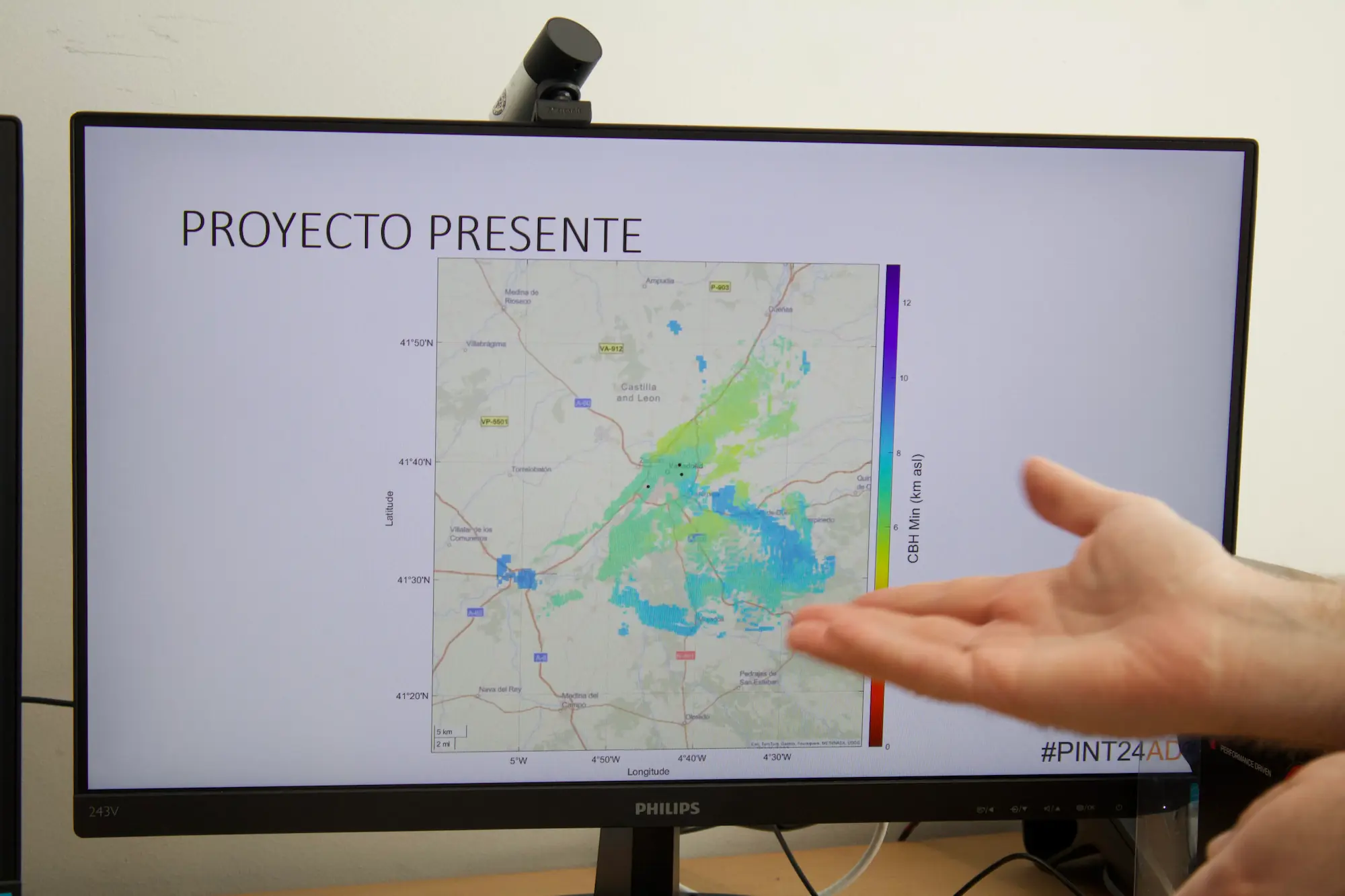 Photo showing on the computer how a cloud looks with the software.